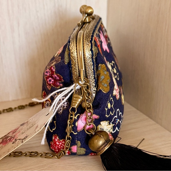 NWT handmade Floral Embroidered purse w/ bronze kiss lock frame and chain strap